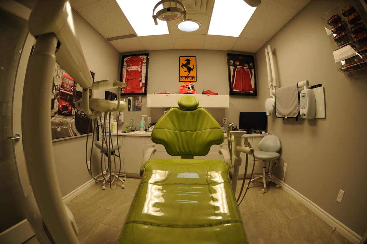 A treatment room at Cataraqui Woods Dentistry with a green dental chair